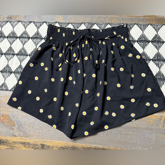 SHEIN daisy print summer boho shorts - Picture 2 of 10